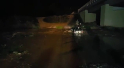  فيديو: تخليص عالقين بعد انجراف سيارتهم في منطقة روبين